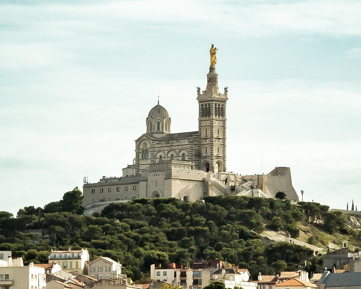 La basilique Notre-Dame de la Garde, qui domine Marseille.