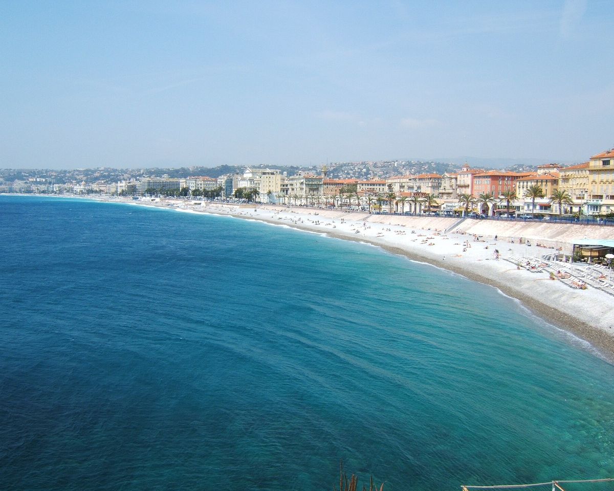 La baie des Anges et la plage de Nice.