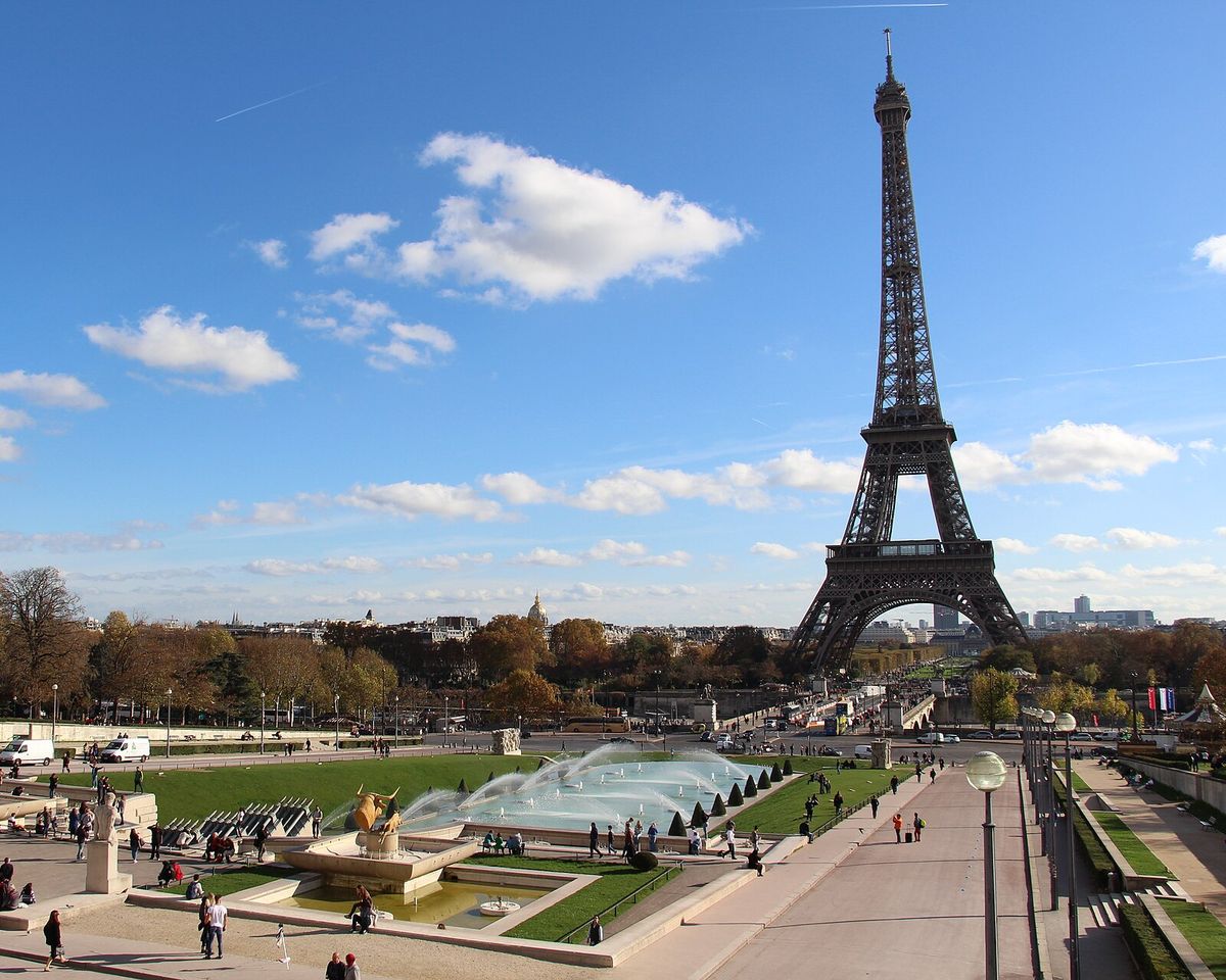 La tour Eiffel vue depuis les jardins du Trocadéro à Paris.
