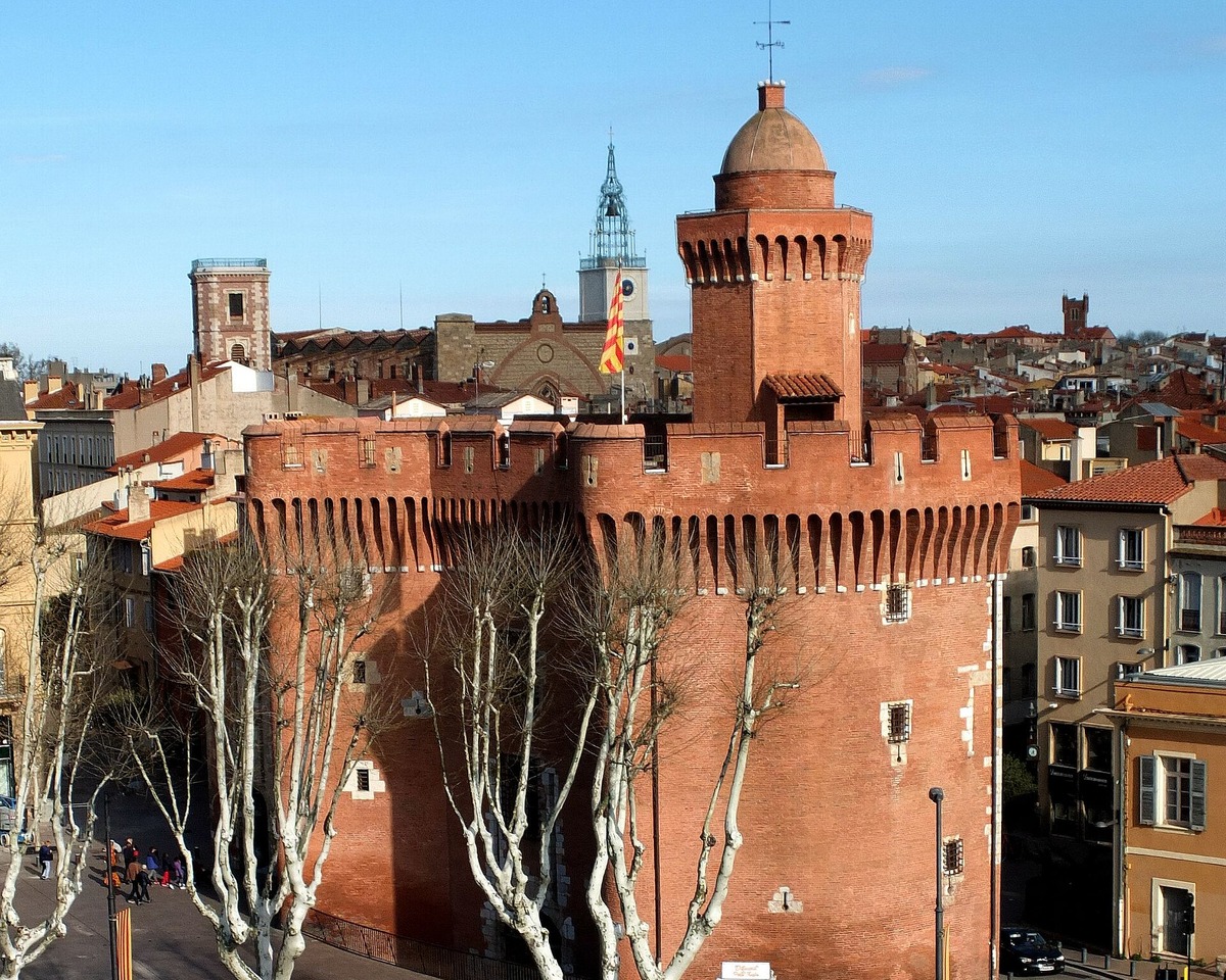 Façade ouest du Castillet à Perpignan.