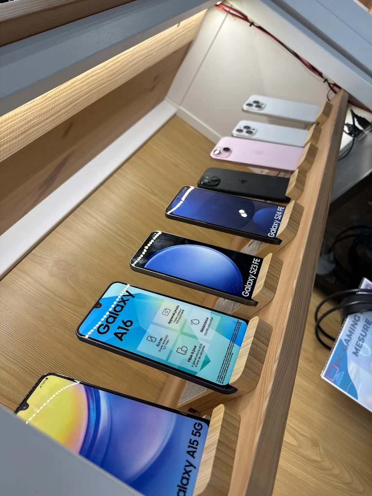 Photo atelier Reparcash Téléphone et Ordinateur reconditionné en France avec Amour, réparation smartphone et tablette - Perpignan